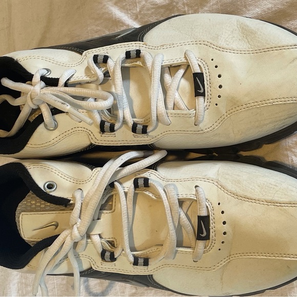 Men’s size 8 / 41 Nike Golf shoes. White and black leather. Barely worn. - Picture 7 of 8